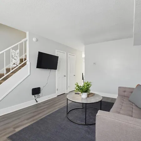 Brentwood U4 I Cozy & Comfy I 2Bd I Free Parking Apartment